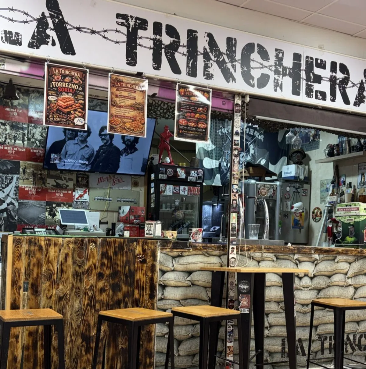 Interior del La Trinchera, la sede de la peña